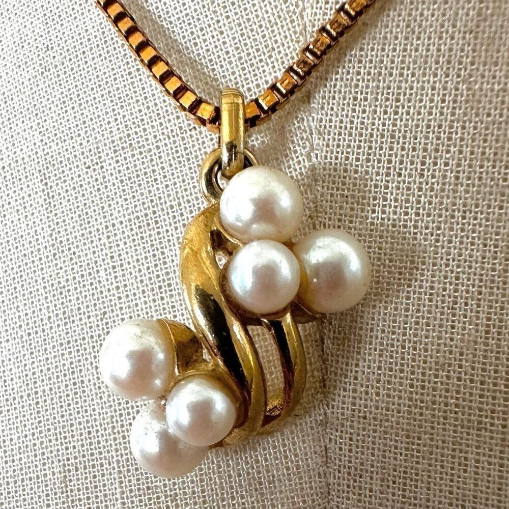 Richelieu faux pearl gold tone pendant necklace